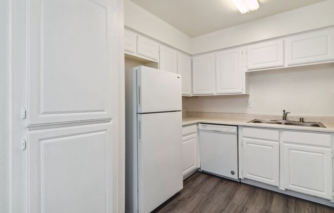 3 beds, 2 baths, $1,595, Unit # 2081