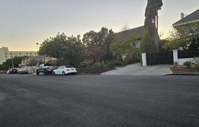 422 SERRANO AVE
