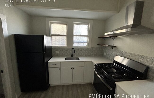 407 E LOCUST ST