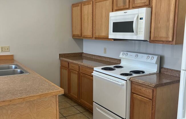 2 beds, 1 bath, 693 sqft, $750, Unit R5