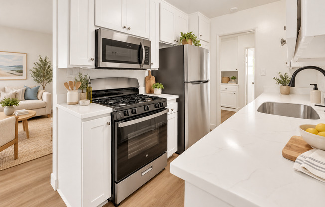 Newly Remodeled 1-Bedroom Upper Unit in Alamitos Beach