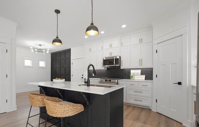 Lovely Modern Home-Three Bed/Three Bath/Upgraded Features and Fixtures