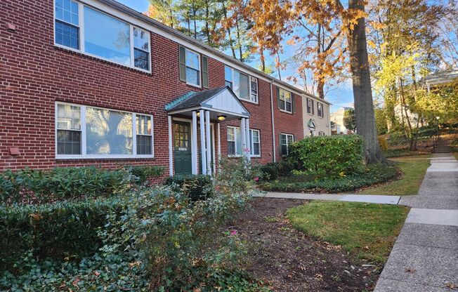 2 beds, 1 bath, 897 sqft, $2,335, Unit E-03