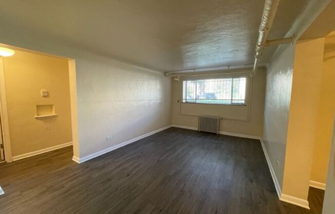 2 beds, 1 bath, 890 sqft, $1,595, Unit 2