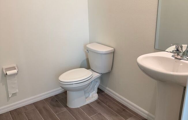 Spacious 4 bedroom/2.5 bathroom Home in Oaks Preserve!