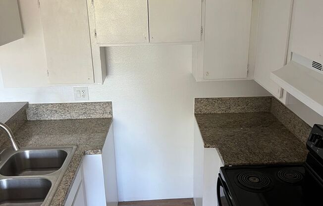 Updated 1BD/1BA Apartment in well maintained Complex in Sylmar.
