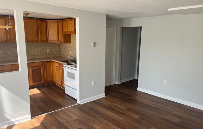 2 beds, 1 bath, $1,100, Unit 2