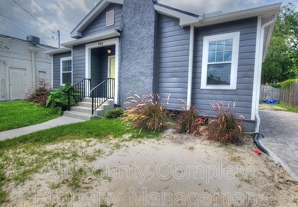942 JASMINE PL
