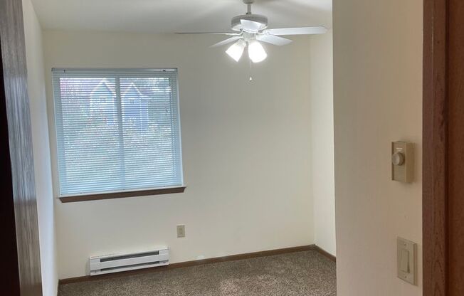 3 beds, 1 bath, 1,040 sqft, $1,695, Unit 3172-303
