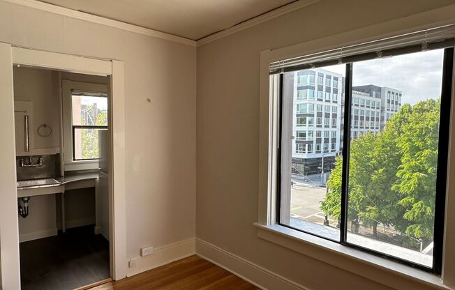 Studio, 1 bath, 290 sqft, $1,000, Unit 32