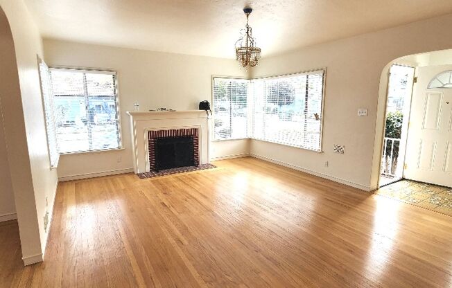 Stunning Beautiful Classic Renovated Home! San Leandro 3 Bed 1.5 Bath W/Large Bonus Room