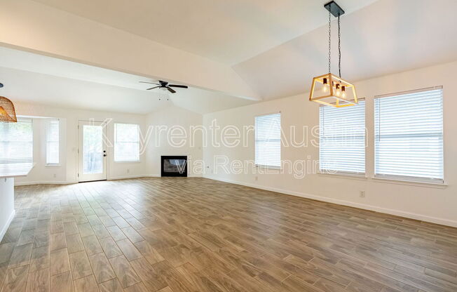 906 MOON GLOW DR