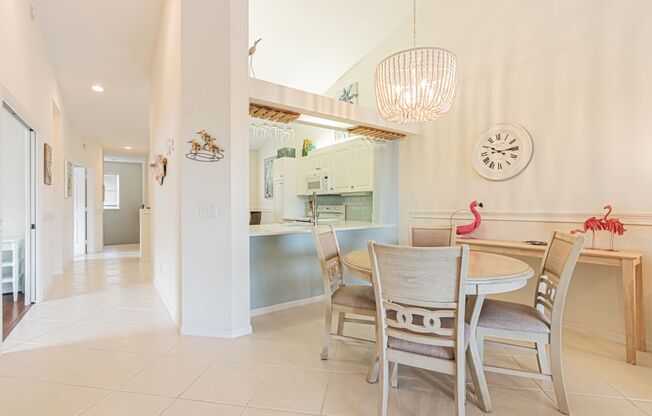 Spacious Lakeview Coach Home in Sherwood – 3BR Comfort Meets Naples Charm!