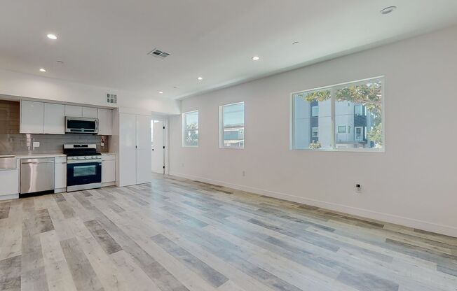 Luxury 4 Bedroom New Construction Townhome Walking Distance to Echo Park Lake!