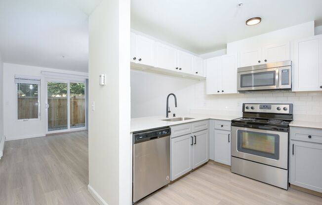2 beds, 2 baths, 815 sqft, $2,350, Unit 2-101