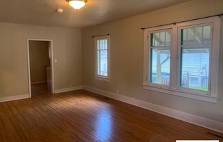 2 beds, 1 bath, $1,800, Unit 906 Mathews St