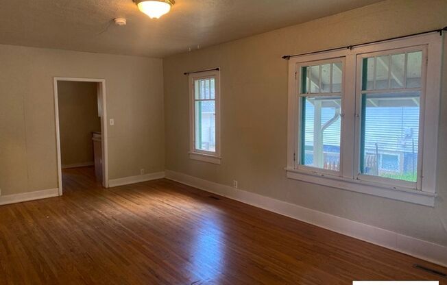 2 beds, 1 bath, $1,800, Unit 906 Mathews St