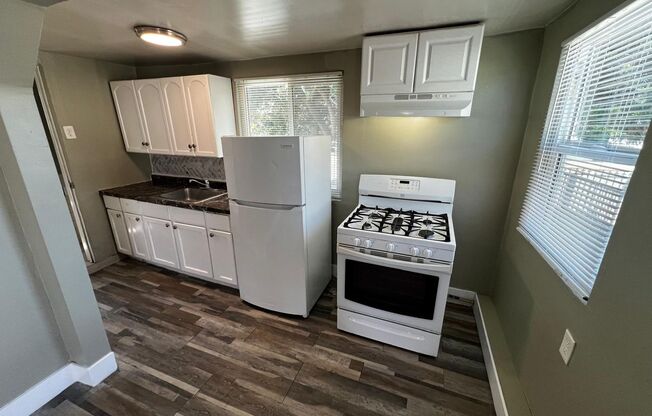 1 Bedroom House With Yard and Private Laundry