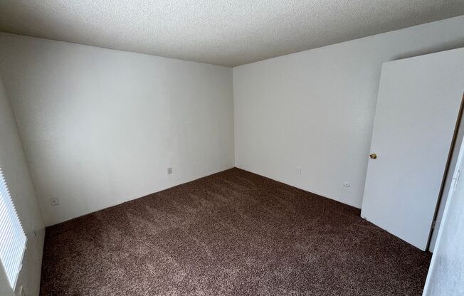 2 beds, 1 bath, $1,050, Unit 32