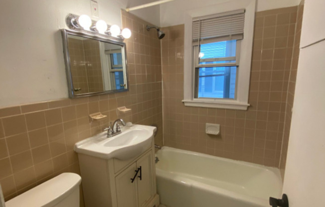 Studio, 1 bath, 420 sqft, $1,950