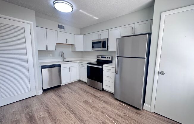 AVAILABLE NOW! 2 Bedroom 1 Bath Washer/Dryer on Venice Island!