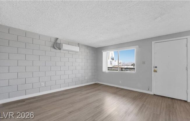 1 BD/1 BA Refreshed Apt