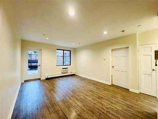 11882 METROPOLITAN AVE