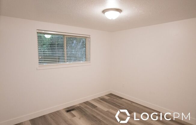 2 beds, 1 bath, 921 sqft, $1,000