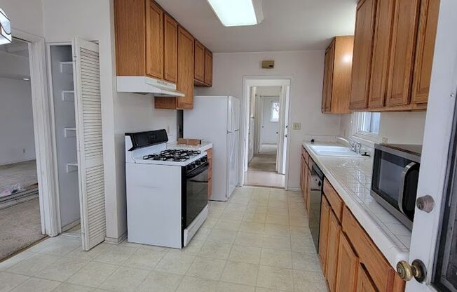 SPACIOUS 2BD/2BA WITH GARGE, LAUNDRY AND FRONT AND BACK YARD