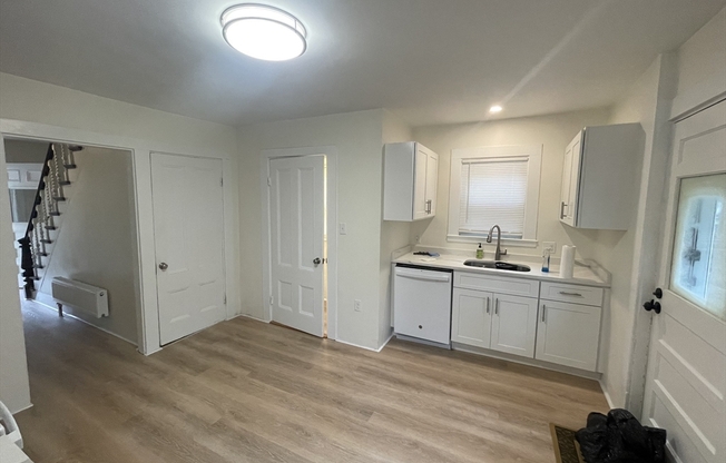 2 beds, 1.5 baths, 1,200 sqft, $3,000