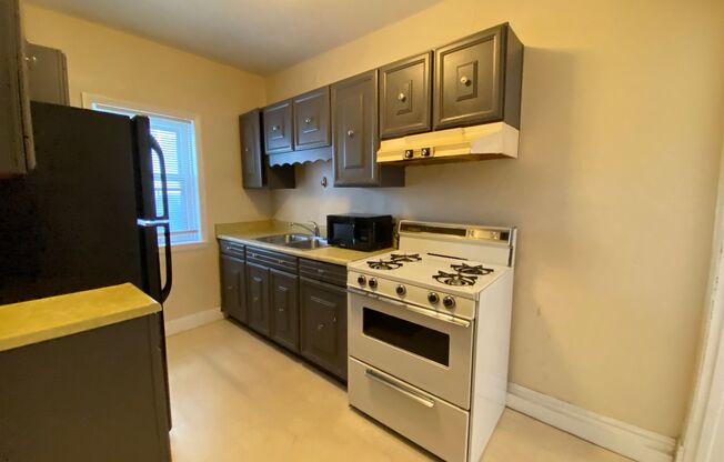 1 bed, 1 bath, $1,095, Unit 10