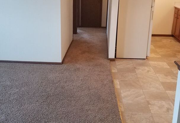 2 beds, 1 bath, $855, Unit 01