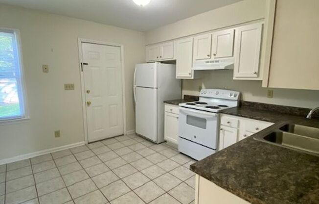 2 beds, 1 bath, 900 sqft, $1,100