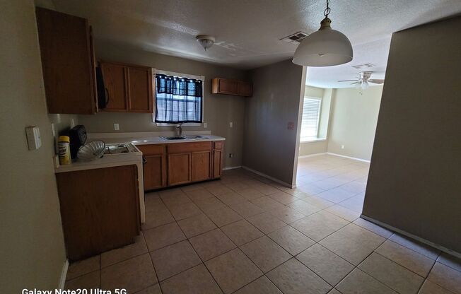 3 beds, 1 bath, $1,400