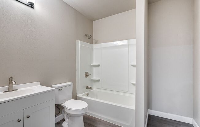 3 beds, 1 bath, 1,250 sqft, $1,999, Unit 3015 - P1