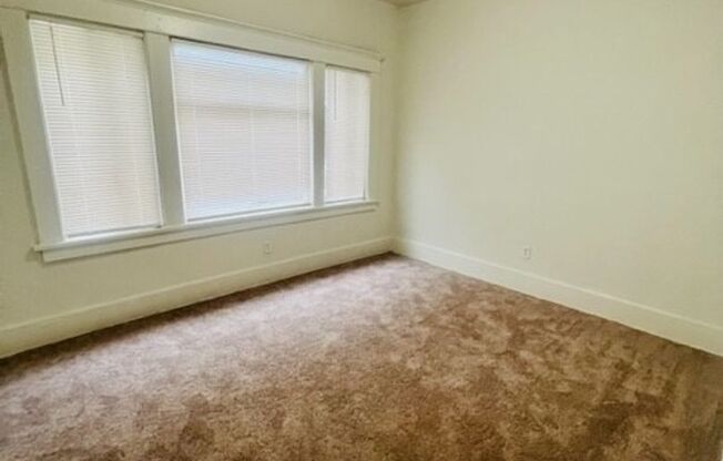 3 beds, 1 bath, $2,500, Unit 739