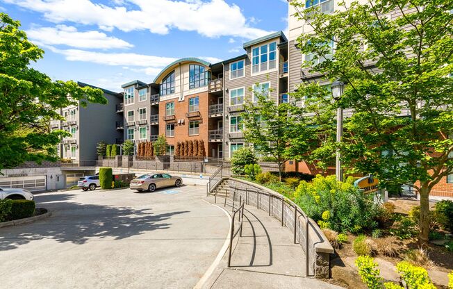 Large 1 Bedroom with Built in Office Nook - Garage Parking