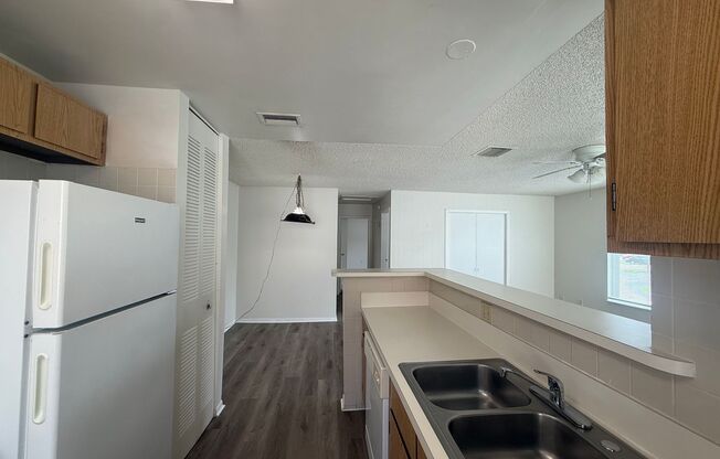 2 beds, 1.5 baths, $1,400
