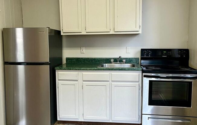 Studio, 1 bath, 325 sqft, $695, Unit 27