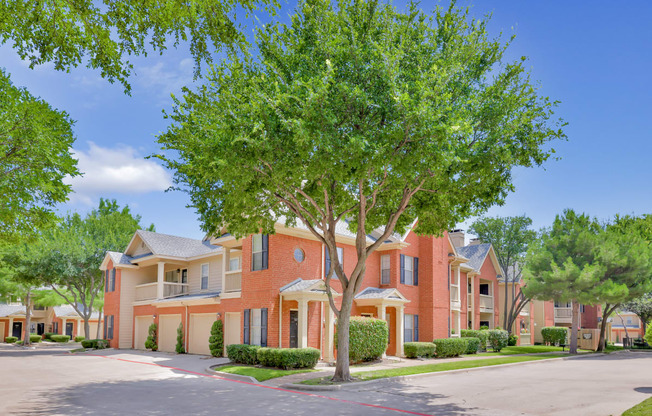 SaddleBrook apartments in Dallas, TX 1,2 & 3 Bedroom Apartment Homes.