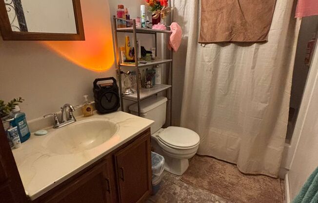 3 beds, 1.5 baths, $1,600, Unit Unit 2