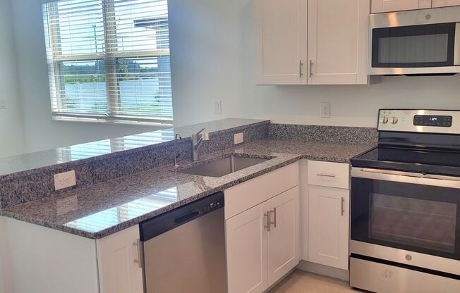 Newer 3 Bedrooms, 2.5 Baths Townhome with screened Lanai and easy access to Downtown Tampa