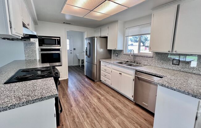 $2,395 Clinton & Maple, 3 Bedroom 2 Bathroom - Harvard Ave, Fresno - Spacious and Landscaped Yard
