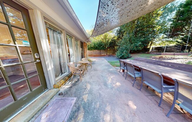 Super Cute One Level Home 1 mile from Toomers Corner