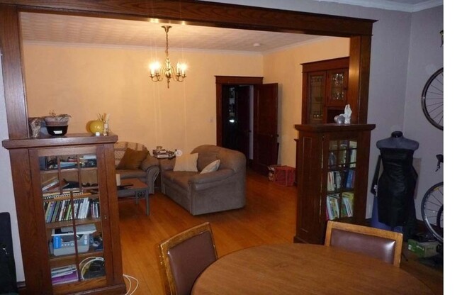 3 beds, 1 bath, 925 sqft, $1,799, Unit 1849-04