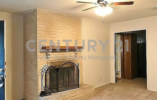 Great 2/1 Duplex Situated on Cul-de-sac in Denton For Rent!