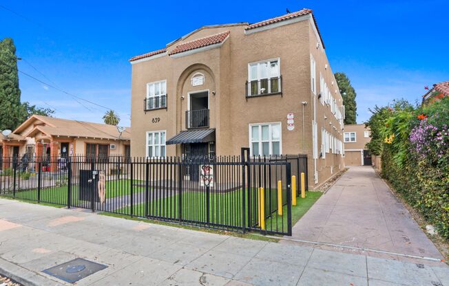 837-839 W 43rd Place