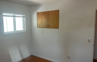 3 beds, 1 bath, $1,800, Unit Upstairs Apartment