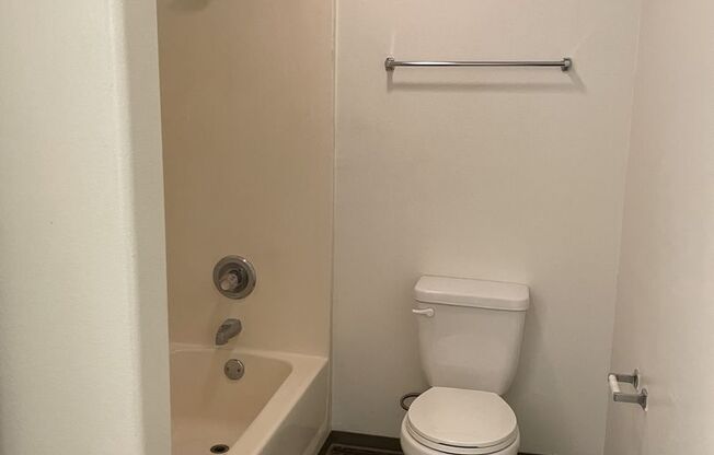 2 beds, 1 bath, $1,200, Unit # 4