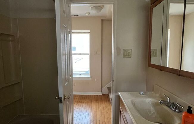 2 beds, 1 bath, $1,595, Unit HOUSE